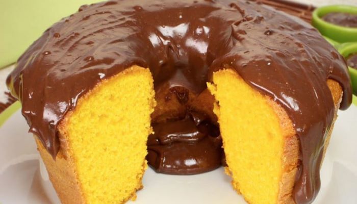 BOLO DE CENOURA QUE DERRETE NA BOCA COM XAROPA DE CHOCOLATE