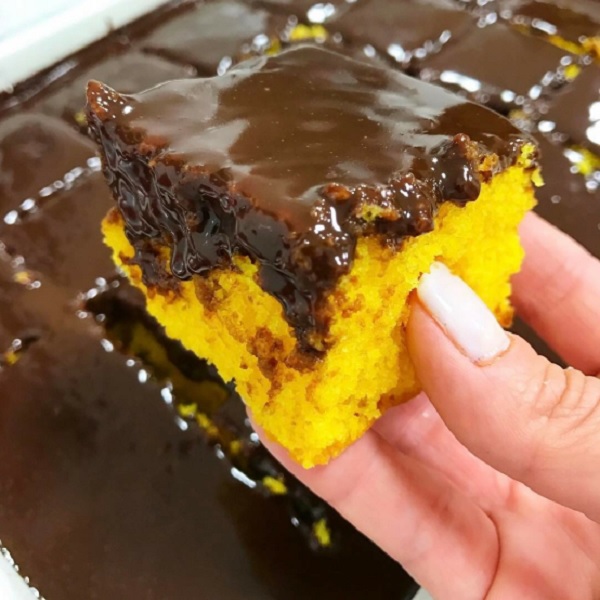 Bolo de Cenoura com Cobertura de Chocolate e Mel!