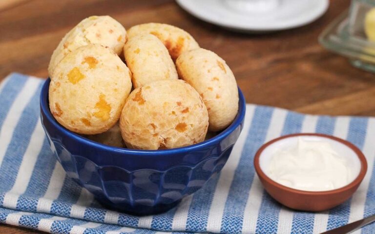 2 receitas simples de pão de queijo